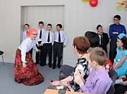 Парни развлекают